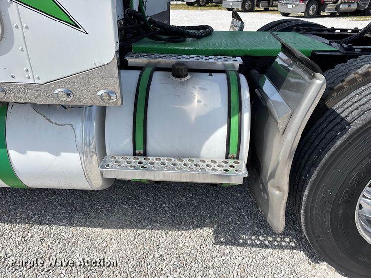 image for item FG0373 2005 Peterbilt 379 semi truck