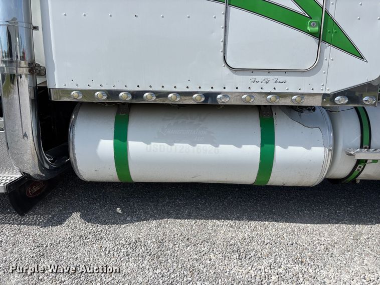 image for item FG0373 2005 Peterbilt 379 semi truck