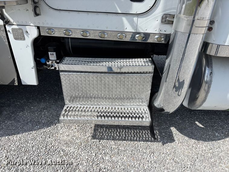 image for item FG0373 2005 Peterbilt 379 semi truck