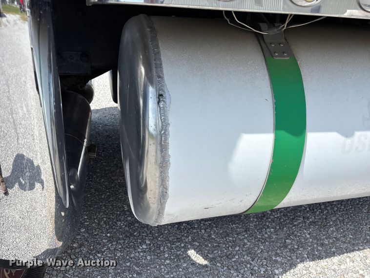 image for item FG0373 2005 Peterbilt 379 semi truck