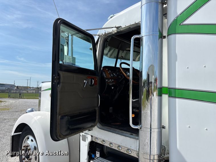 image for item FG0373 2005 Peterbilt 379 semi truck