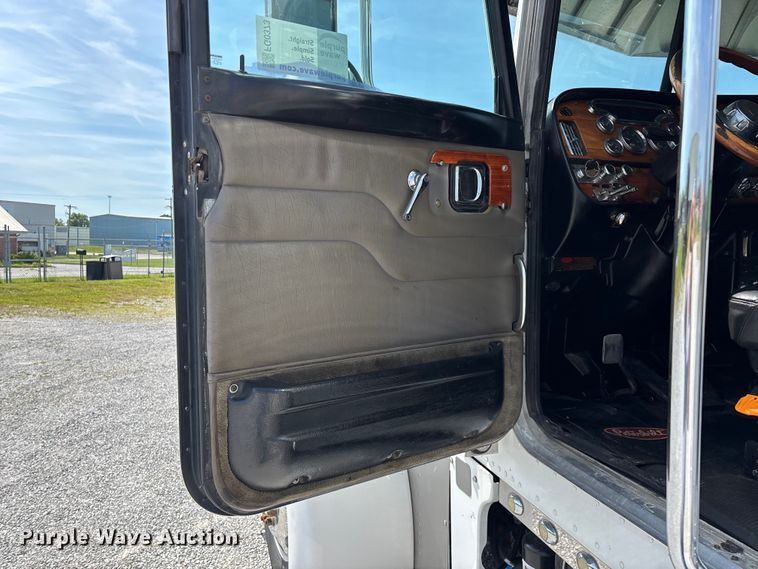 image for item FG0373 2005 Peterbilt 379 semi truck