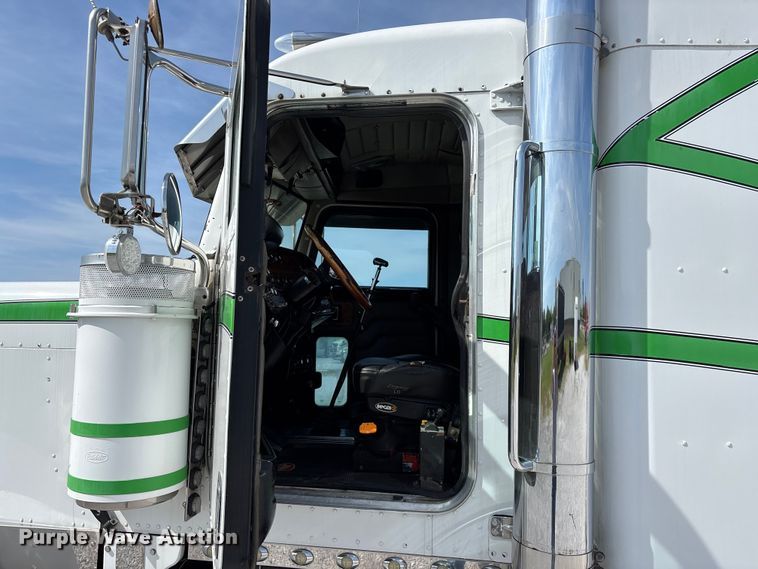 image for item FG0373 2005 Peterbilt 379 semi truck