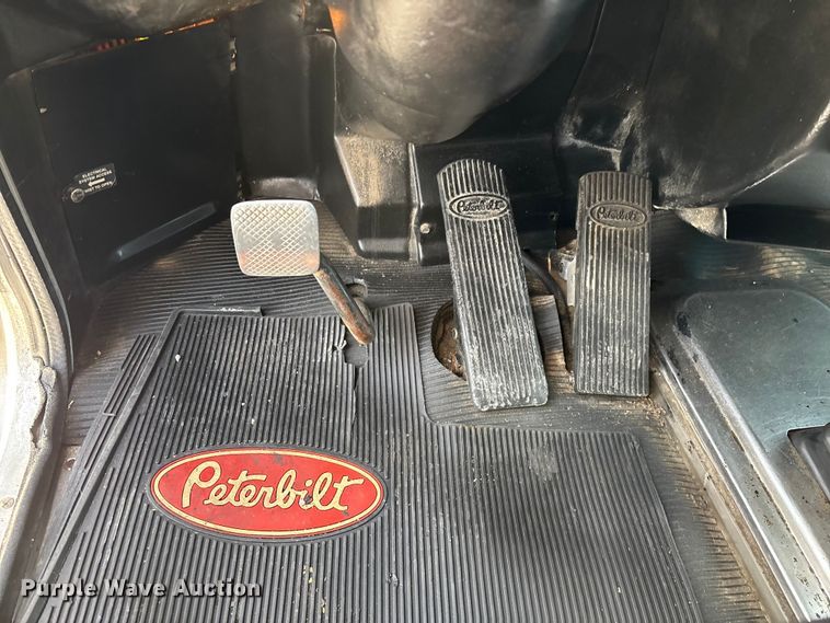 image for item FG0373 2005 Peterbilt 379 semi truck