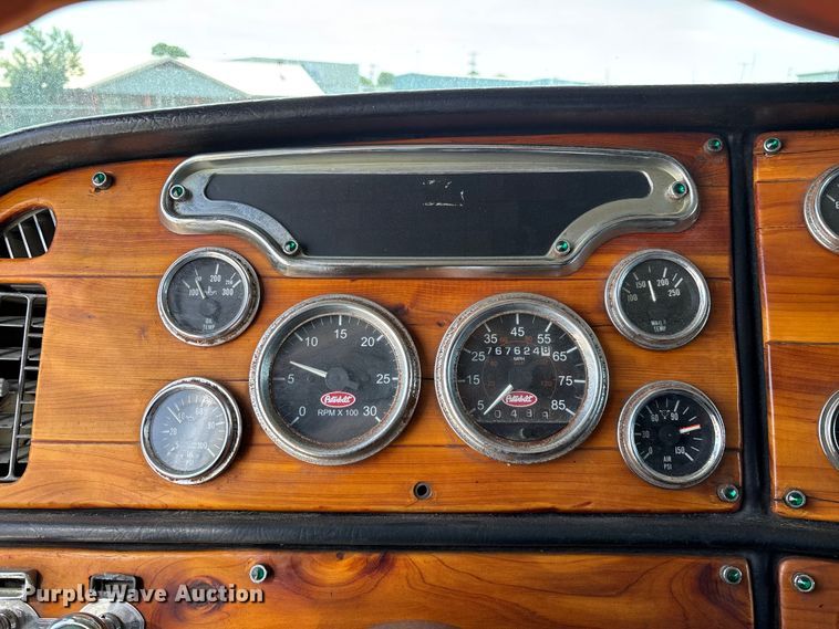 image for item FG0373 2005 Peterbilt 379 semi truck