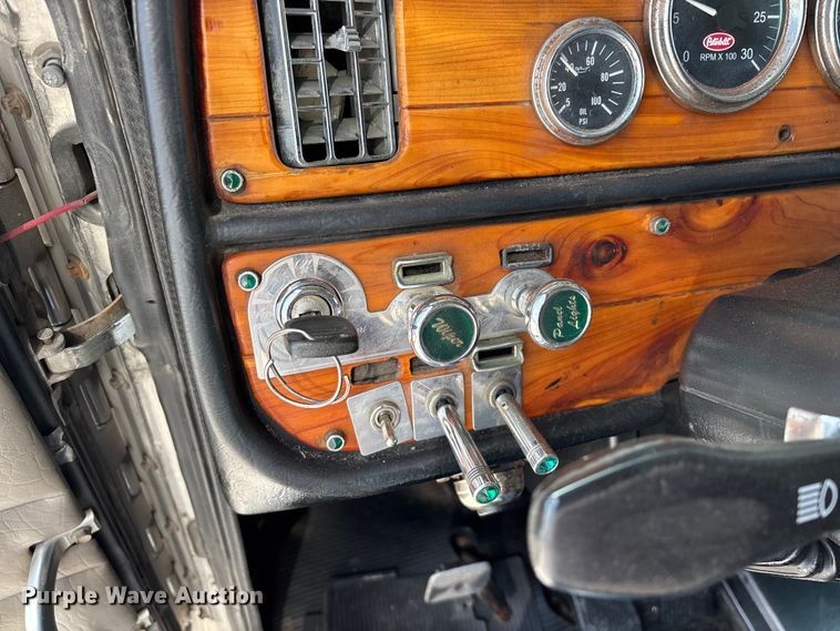 image for item FG0373 2005 Peterbilt 379 semi truck