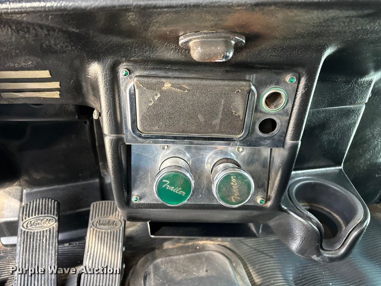 image for item FG0373 2005 Peterbilt 379 semi truck