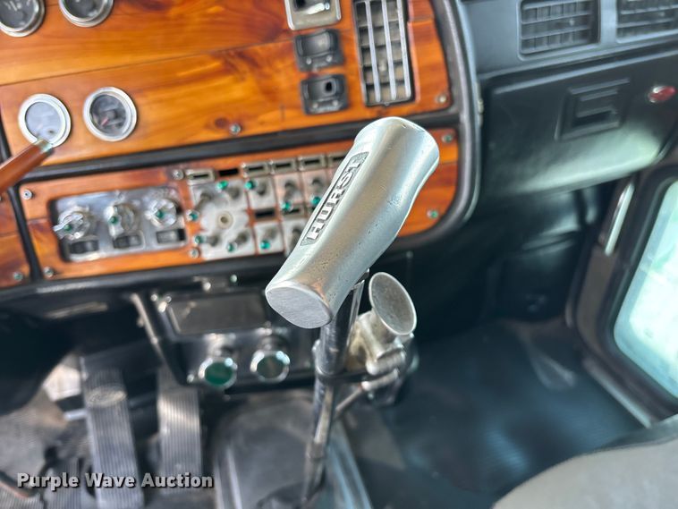 image for item FG0373 2005 Peterbilt 379 semi truck