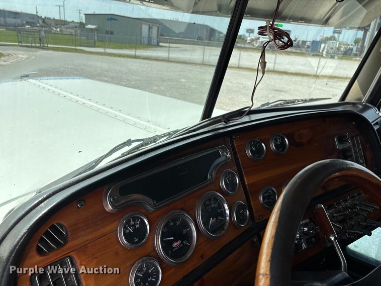 image for item FG0373 2005 Peterbilt 379 semi truck