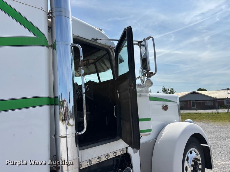 image for item FG0373 2005 Peterbilt 379 semi truck