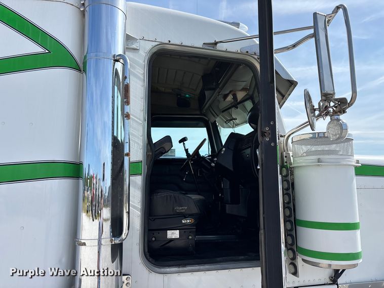 image for item FG0373 2005 Peterbilt 379 semi truck