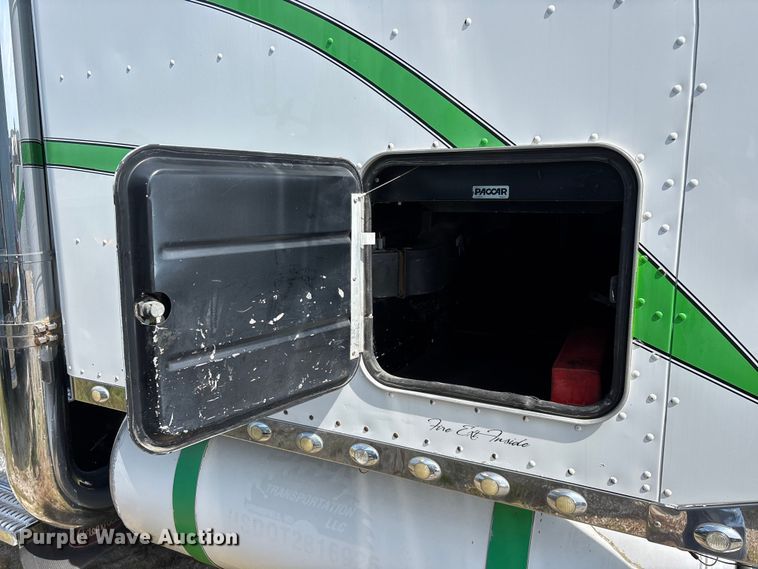 image for item FG0373 2005 Peterbilt 379 semi truck
