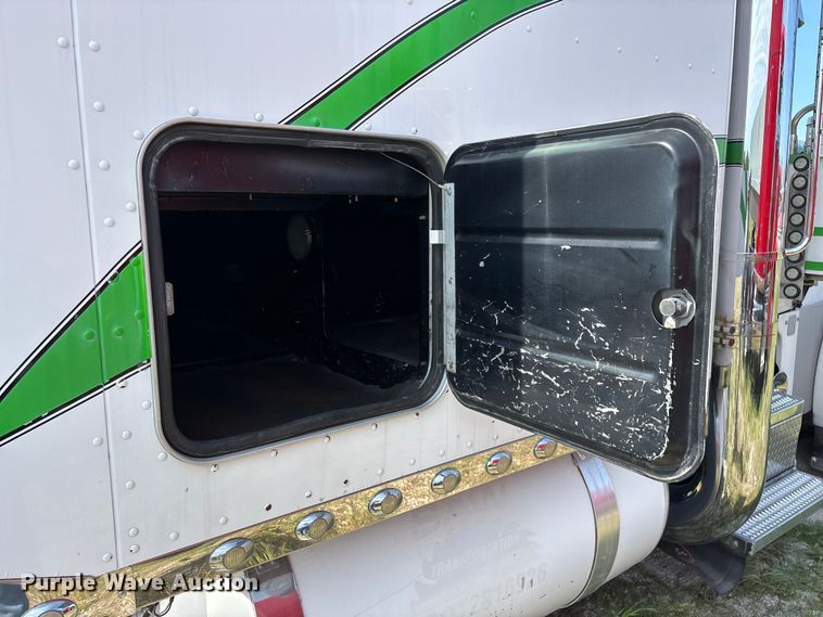 image for item FG0373 2005 Peterbilt 379 semi truck
