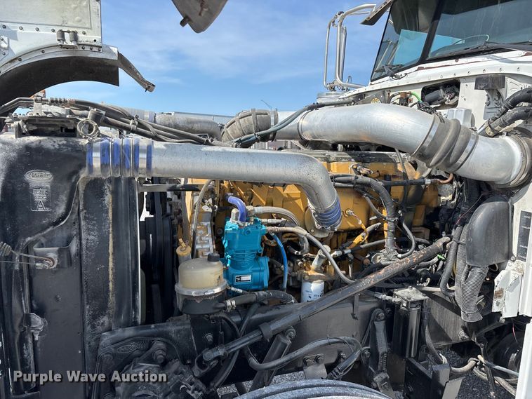 image for item FG0373 2005 Peterbilt 379 semi truck