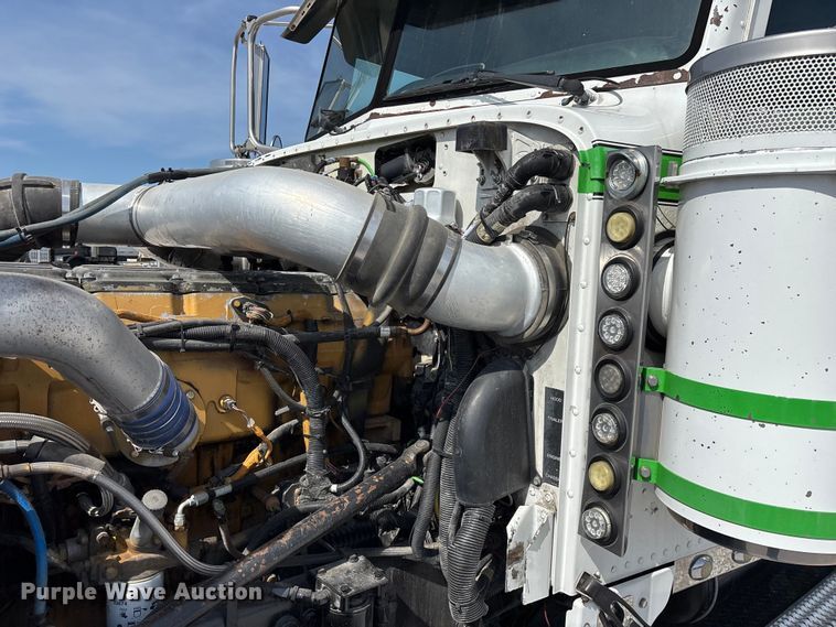 image for item FG0373 2005 Peterbilt 379 semi truck