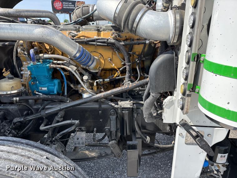 image for item FG0373 2005 Peterbilt 379 semi truck