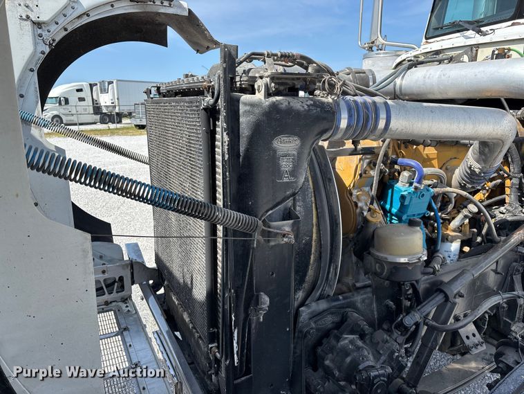 image for item FG0373 2005 Peterbilt 379 semi truck