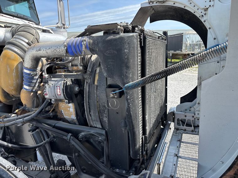 image for item FG0373 2005 Peterbilt 379 semi truck
