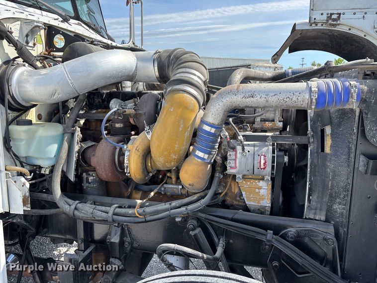 image for item FG0373 2005 Peterbilt 379 semi truck