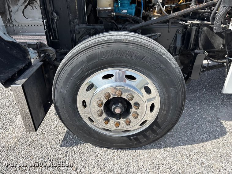 image for item FG0373 2005 Peterbilt 379 semi truck