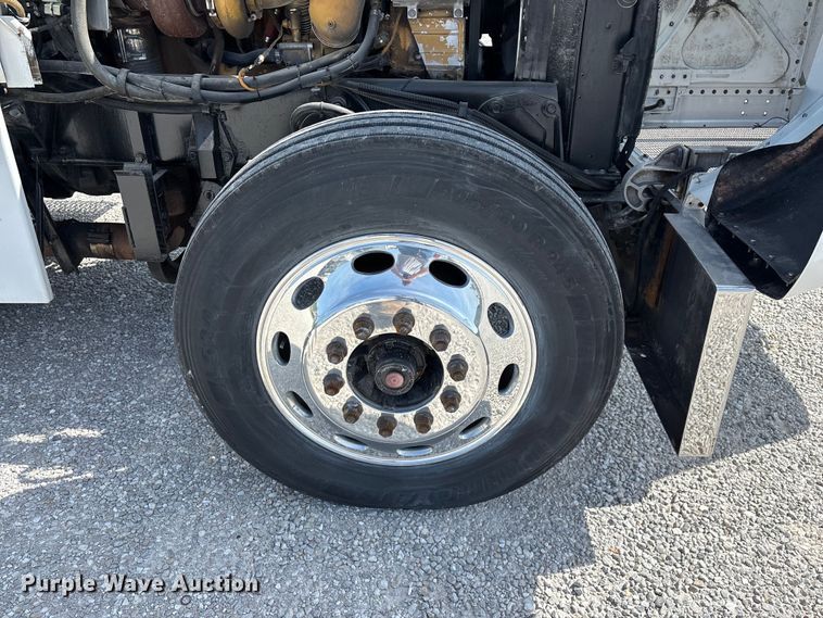 image for item FG0373 2005 Peterbilt 379 semi truck