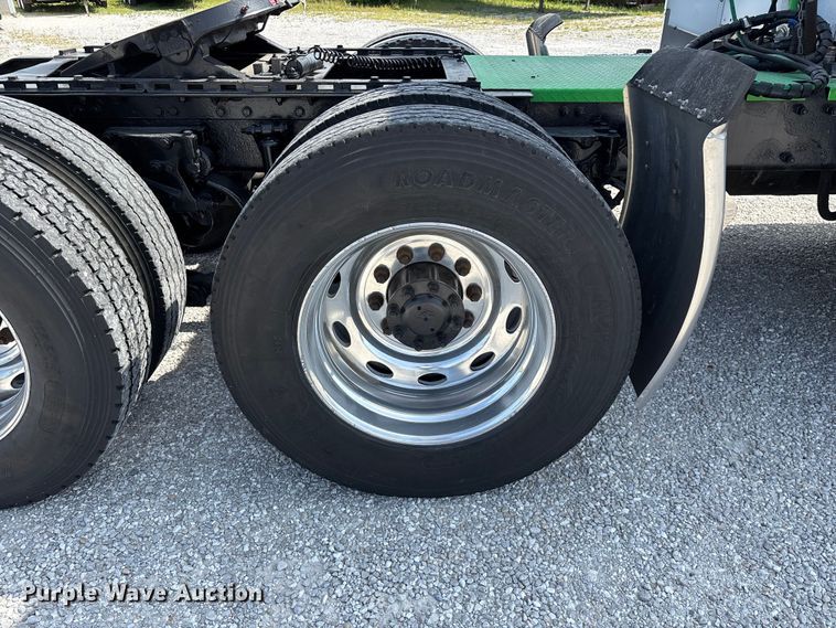 image for item FG0373 2005 Peterbilt 379 semi truck