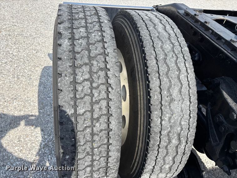 image for item FG0373 2005 Peterbilt 379 semi truck