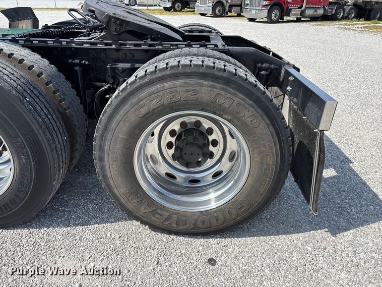 image for item FG0373 2005 Peterbilt 379 semi truck