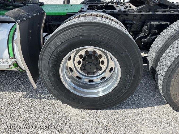 image for item FG0373 2005 Peterbilt 379 semi truck