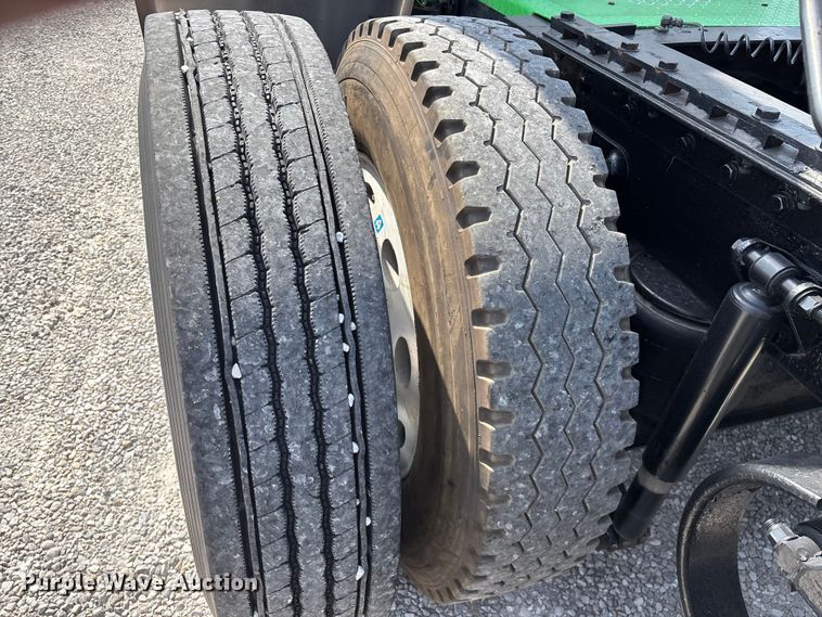image for item FG0373 2005 Peterbilt 379 semi truck