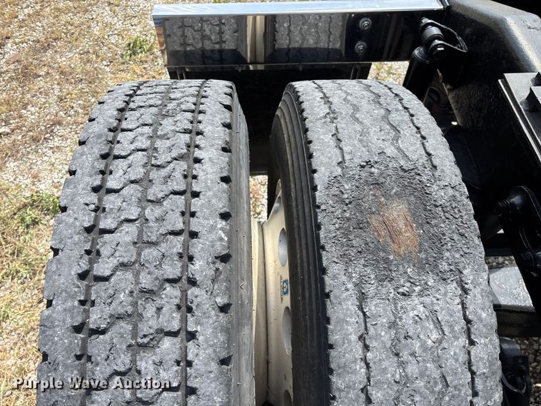 image for item FG0373 2005 Peterbilt 379 semi truck