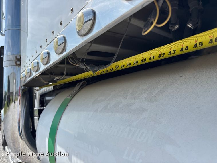 image for item FG0373 2005 Peterbilt 379 semi truck