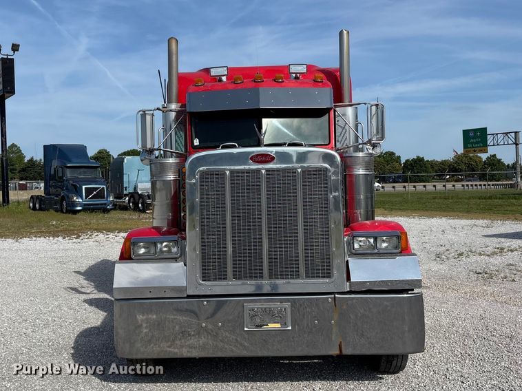 image for item FG0374 2004 Peterbilt 379 semi truck