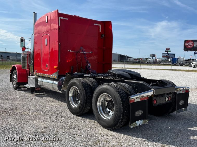 image for item FG0374 2004 Peterbilt 379 semi truck