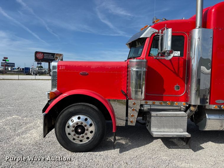 image for item FG0374 2004 Peterbilt 379 semi truck