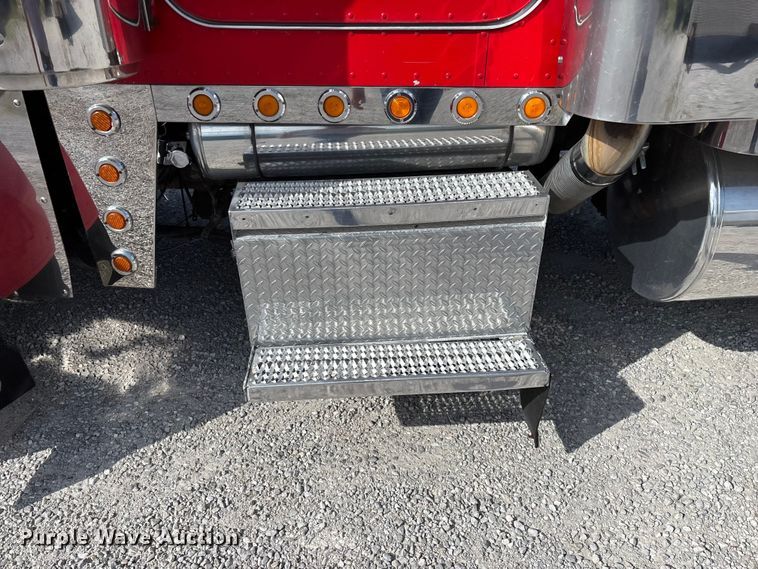 image for item FG0374 2004 Peterbilt 379 semi truck