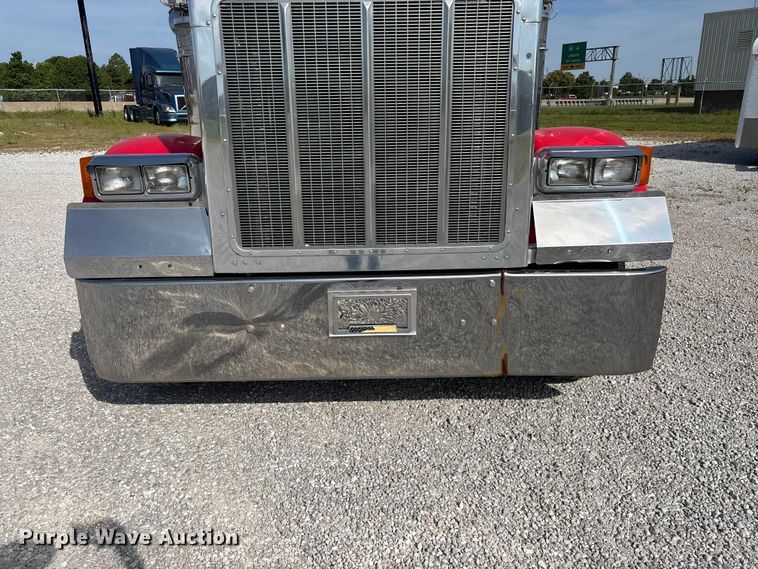 image for item FG0374 2004 Peterbilt 379 semi truck