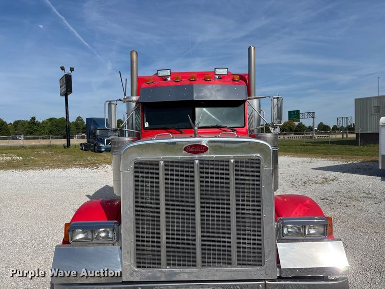 image for item FG0374 2004 Peterbilt 379 semi truck