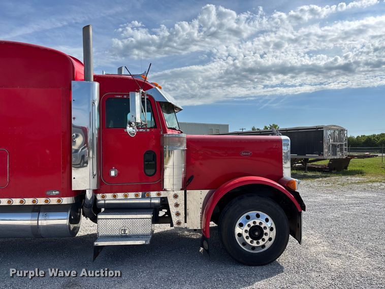 image for item FG0374 2004 Peterbilt 379 semi truck