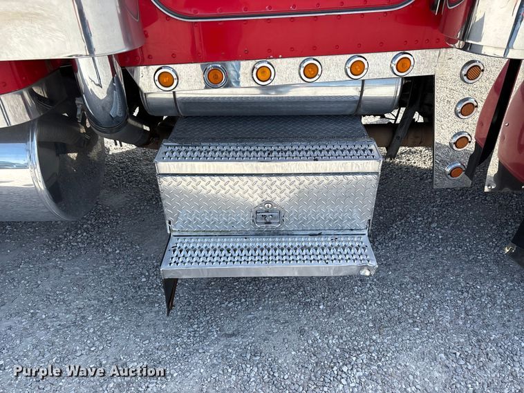 image for item FG0374 2004 Peterbilt 379 semi truck