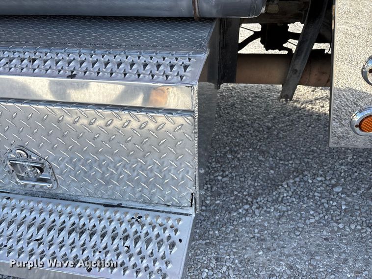 image for item FG0374 2004 Peterbilt 379 semi truck