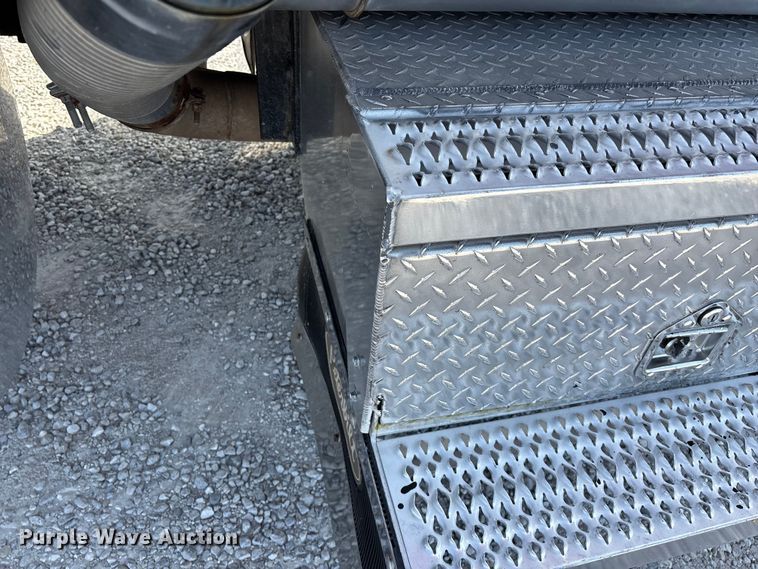 image for item FG0374 2004 Peterbilt 379 semi truck