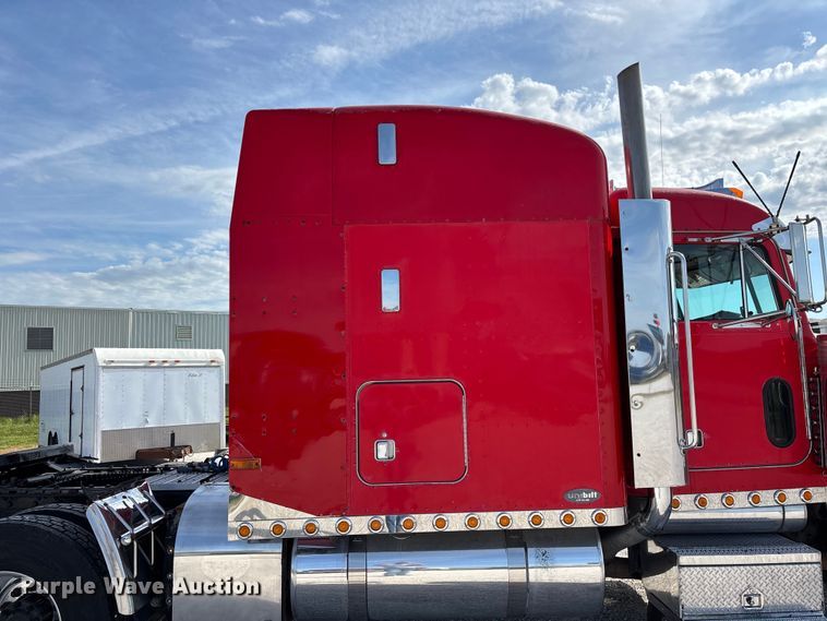 image for item FG0374 2004 Peterbilt 379 semi truck