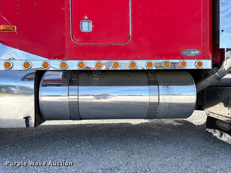 image for item FG0374 2004 Peterbilt 379 semi truck