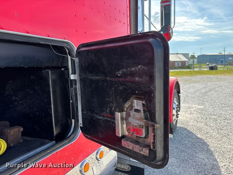 image for item FG0374 2004 Peterbilt 379 semi truck