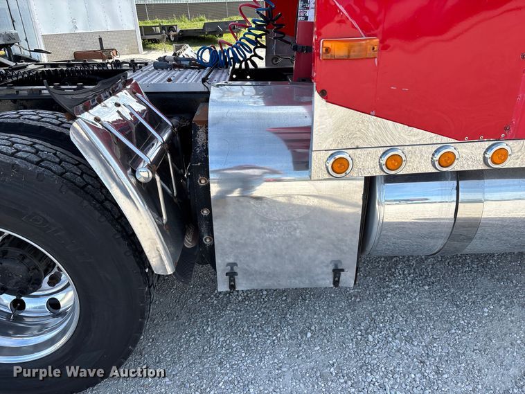 image for item FG0374 2004 Peterbilt 379 semi truck