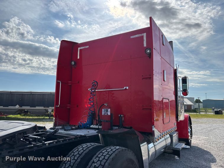 image for item FG0374 2004 Peterbilt 379 semi truck