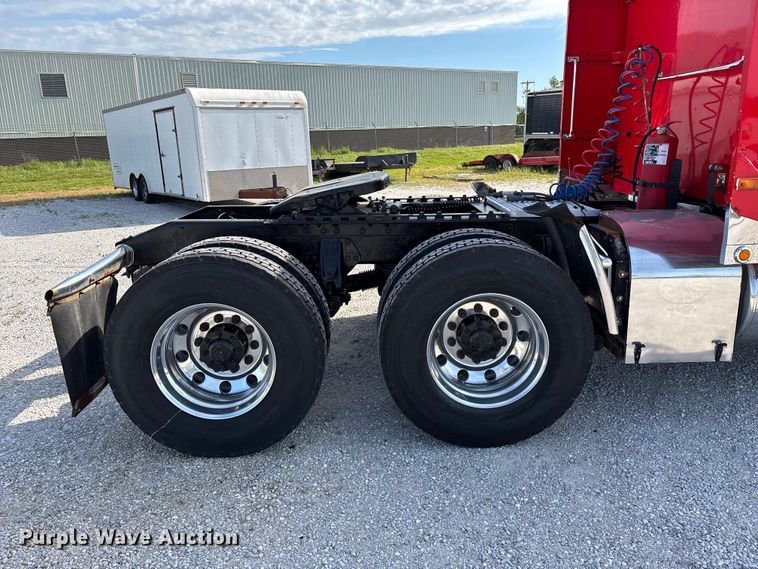 image for item FG0374 2004 Peterbilt 379 semi truck