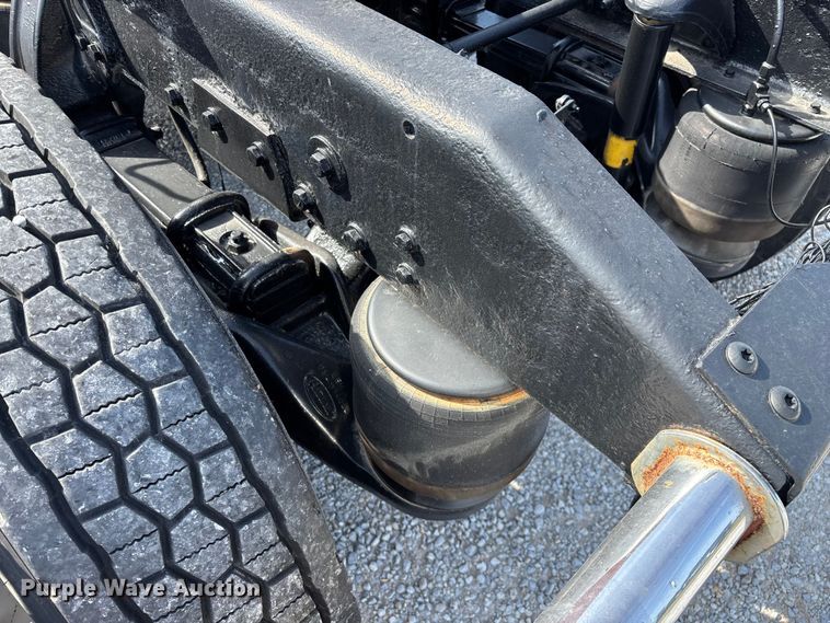 image for item FG0374 2004 Peterbilt 379 semi truck