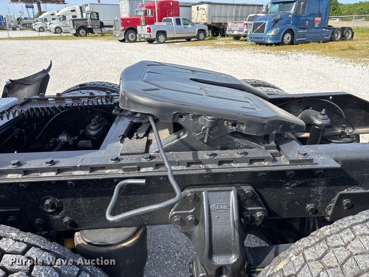 image for item FG0374 2004 Peterbilt 379 semi truck